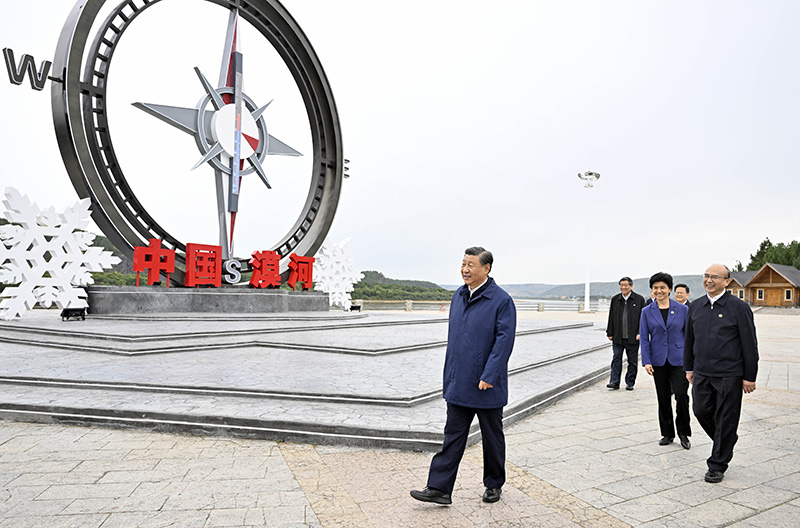 9月6日至8日，中共中央总书记、国家主席、中央军委主席习近平在黑龙江考察。这是6日下昼，习近平在大兴安岭地区漠河市北极村考察。